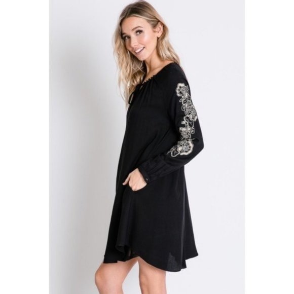 Davi & Dani Baroque Sleeve Accent Shift Dress - Picture 2 of 10